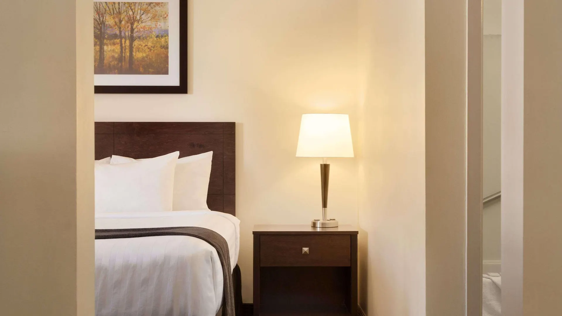 Travelodge By Wyndham Edmonton South Hotel